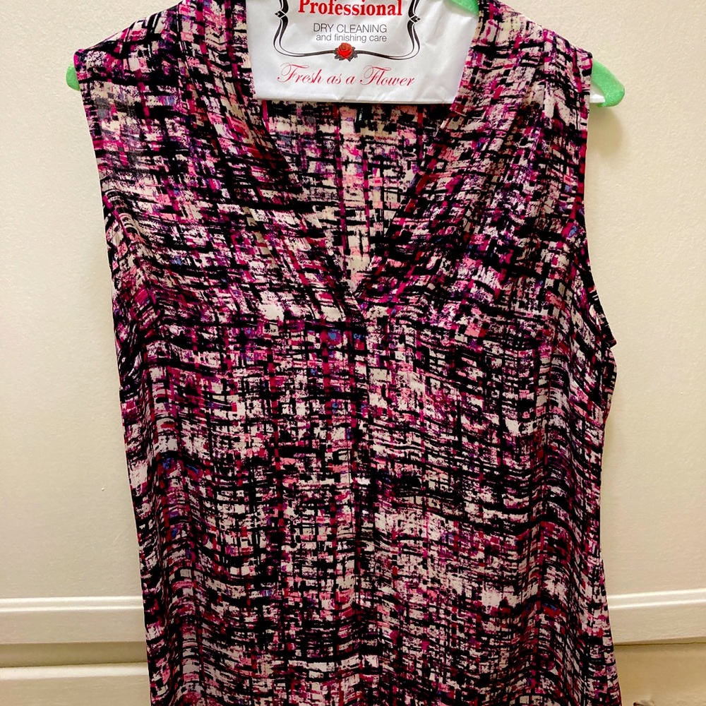 NIC + ZOE lightweight, sleeveless, v-neck blouse.